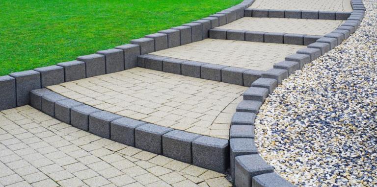 Béton désactivé ou pavés, quel revêtement choisir près de Fougères ?